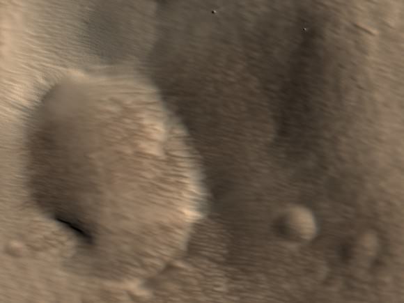 Blurry Pavonis Mons (HiRISE/NASA)