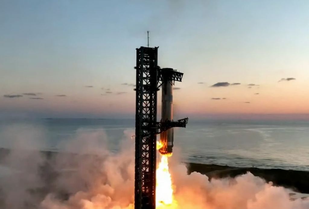 Starship Super Heavy catch in Mechazilla cradle