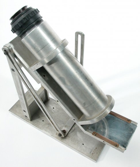 A classic Operation Moonwatch bench instrument sold by Edmund Scientific (Credit: The Smithsonian National Air & Space Museum ).