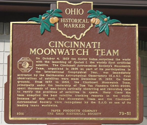 Cincinnati plaque commemorating Operation Moonwatch. (Brian Van Flandern Public Domain image ).