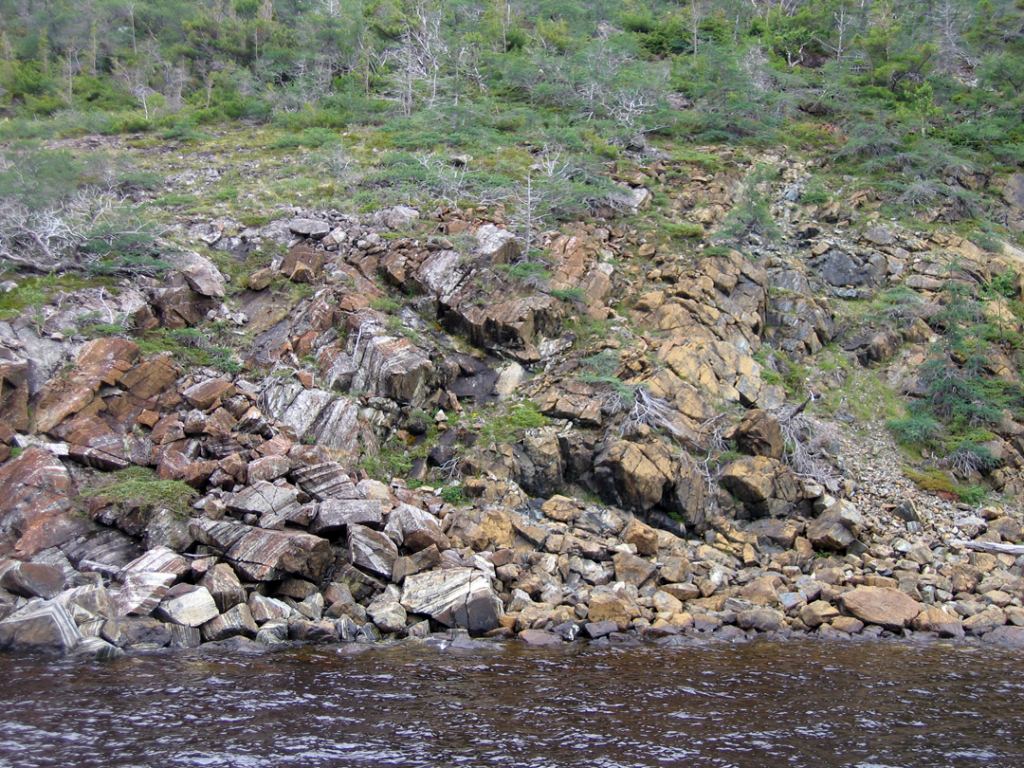 This image shows Ordovician ophiolite in Gros Morne National Park, in Newfoundland, Canada. Ophiolites are important geological evidence, and their presence in mountain ranges like the Alps and the Himalayas constitutes one of the pillars of evidence supporting plate tectonics. Image Credit: CC BY-SA 3.0, https://commons.wikimedia.org/w/index.php?curid=377478