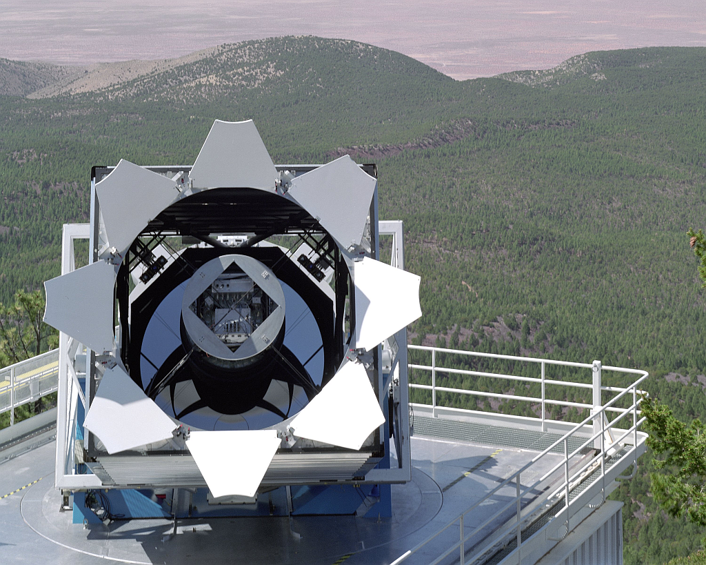 The Sloan Digital Sky Survey telescope stands out against the breaktaking backdrop of the Sacramento Mountains. 234 stars out of the Sloan's catalogue of over 2.5 million stars are producing an unexplained pulsed signal. Image: SDSS, Fermilab Visual Media Services