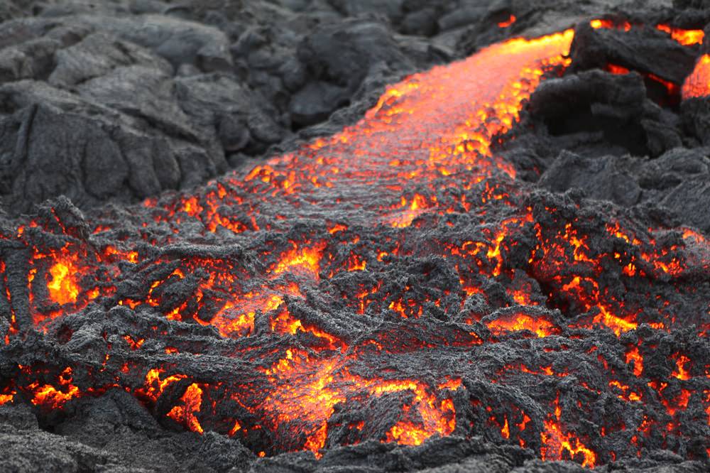Lava cooling after an eruption. This rock has an entrained magnetic field fingerprint from the time it formed. Credit: kalapanaculturaltours.com