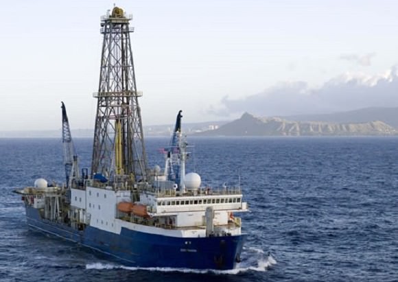 Le navire de forage scientifique JOIDES Resolution en 2009. Crédit : William Crawford/IODP/TAMU