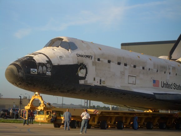 Space Shuttle Discovery's Last Rollover to the VAB - Universe Today