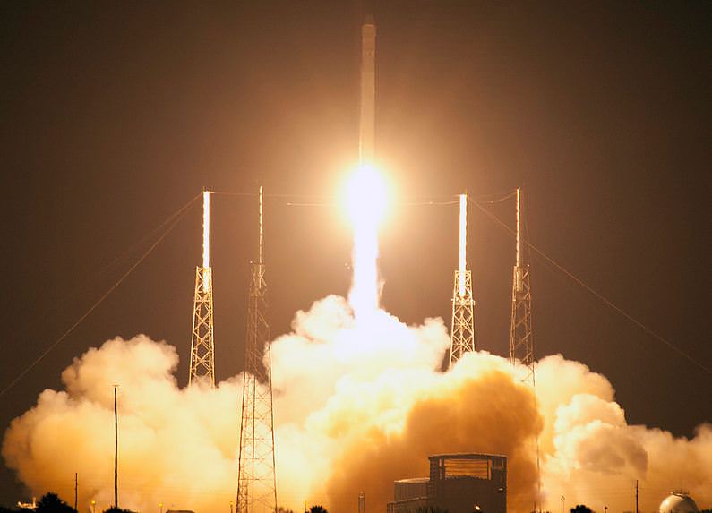 Launch Images of the SpaceX Dragon's First Flight to the Space Station ...