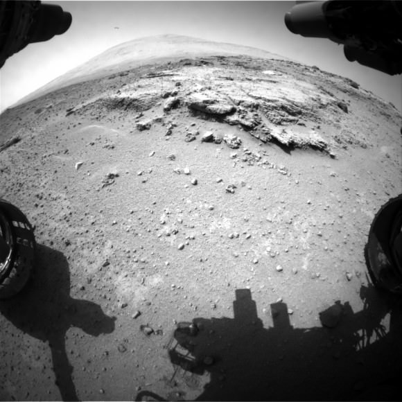 Curiosity Rolls into Intriguing ‘Darwin’ at 'Waypoint 1' on Long Trek ...