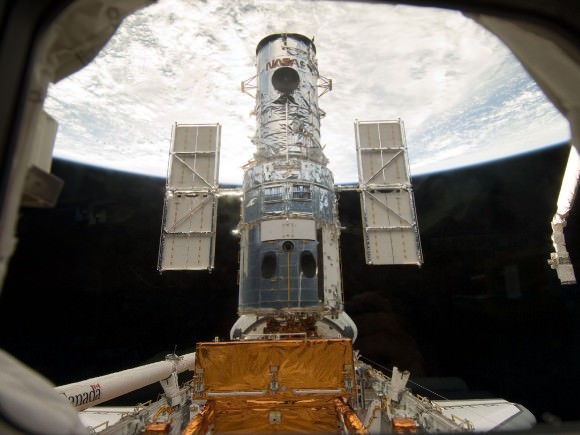 space shuttle discovery hubble telescope
