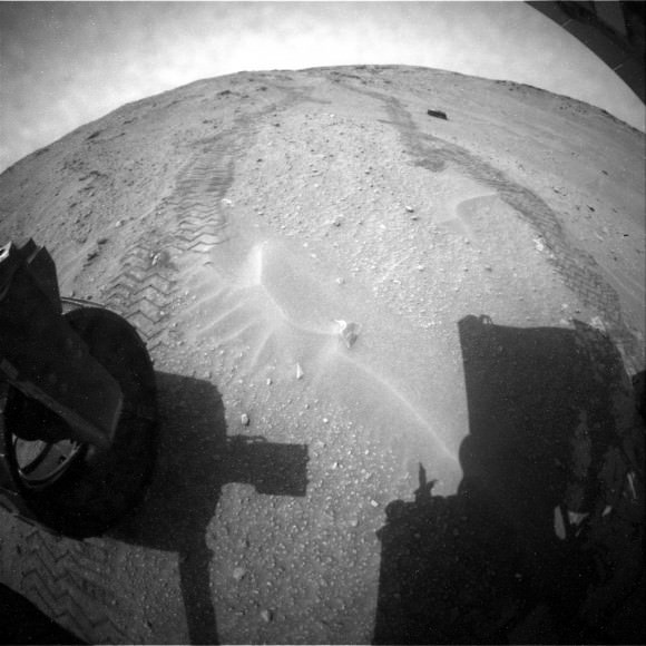 Among the Martian Hills: Curiosity Rover Peers At Rocks Of Mount Sharp ...