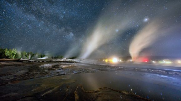 Experience the Glorious Night Sky Over Yellowstone National Park ...