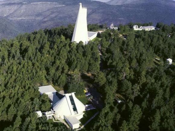 An aerial image of the National Sunspot Observatory, uncluding the prominent Richard B. Dunn Solar Telescope, a vertical-design telescope built in 1969. Image: National Science Foundation