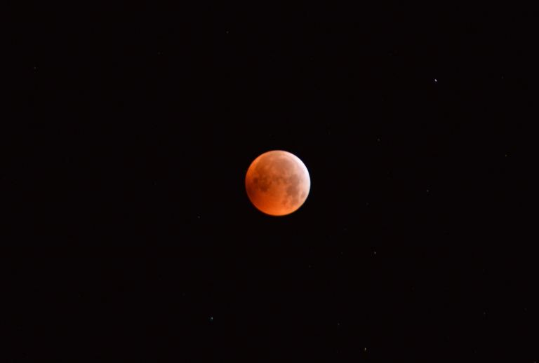 Amazing Images From Sunday's Total Lunar Eclipse as Observers Spy ...