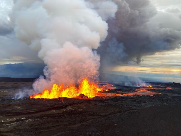 Mauna Loa is Erupting for the First Time in 40 Years. Here's What it ...