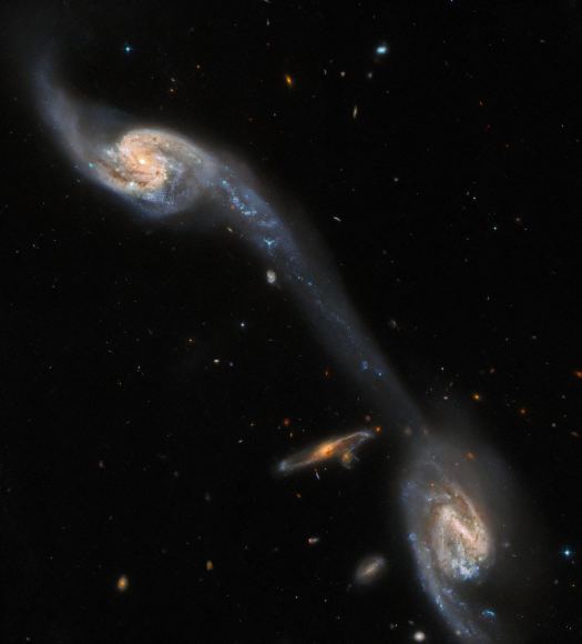 The Perfect Tidal Tail Connects These two Galaxies Seen by Hubble ...